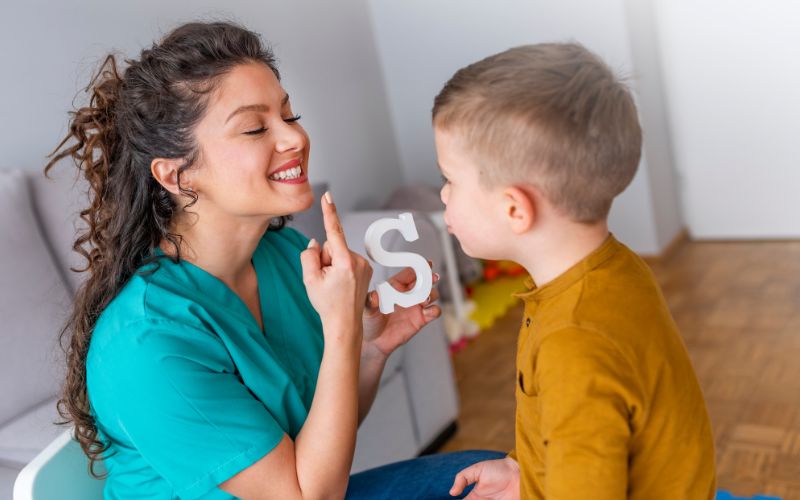 Defektolog u radu sa detetom